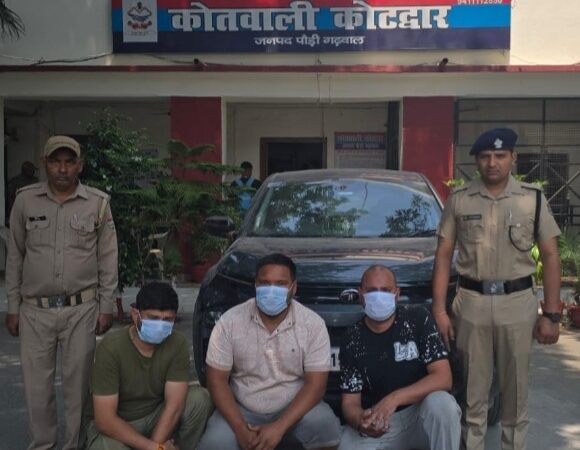 नशा तस्करों की कार से 804 ग्राम अवैध चरस बरामद कर कोटद्वार पुलिस ने 03 नशा तस्करों को किया गिरफ्तार