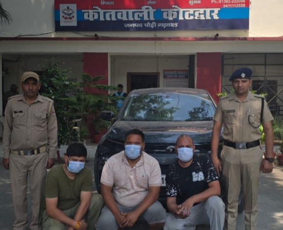 नशा तस्करों की कार से 804 ग्राम अवैध चरस बरामद कर कोटद्वार पुलिस ने 03 नशा तस्करों को किया गिरफ्तार