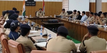 पुलिस लाइन पौड़ी में अप्रैल माह की मासिक अपराध गोष्ठी का हुआ आयोजन, 12 पुलिस कर्मी हुए सम्मानित