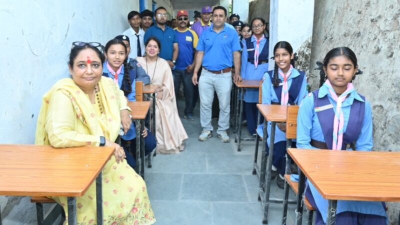 विधानसभा अध्यक्ष ऋतु खण्डूड़ी ने कोटद्वार विधानसभा के तीन विद्यालयों में वितरित किए कुल 360 फर्नीचर सेट