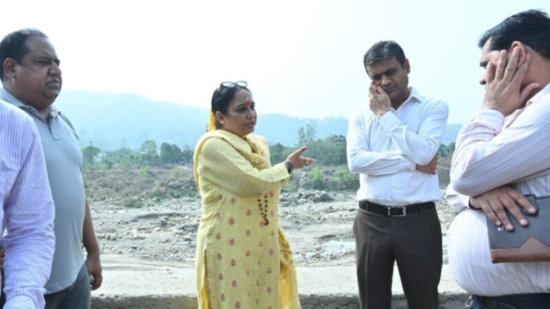 खो नदी पर गंदा पानी, कूड़ा और अतिक्रमण को देखकर भड़की विधानसभा अध्यक्ष ऋतु खण्डूड़ी भूषण, अधिकारियों को लगाई फटकार