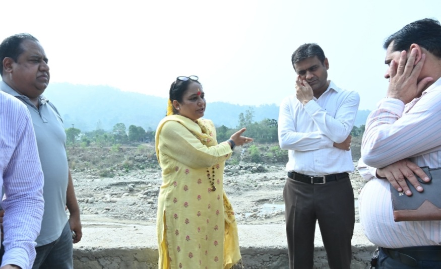 खो नदी पर गंदा पानी, कूड़ा और अतिक्रमण को देखकर भड़की विधानसभा अध्यक्ष ऋतु खण्डूड़ी भूषण, अधिकारियों को लगाई फटकार