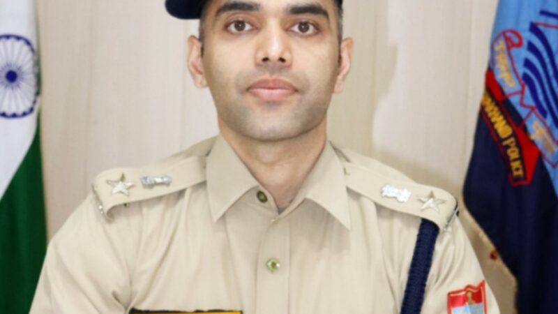 ऑनलाइन ठगी की 1.5 लाख रू0 की धनराशि महिला के खाते में वापस लौटाकर पौड़ी पुलिस ने महिला के चेहरे पर लौटाई मुस्कान