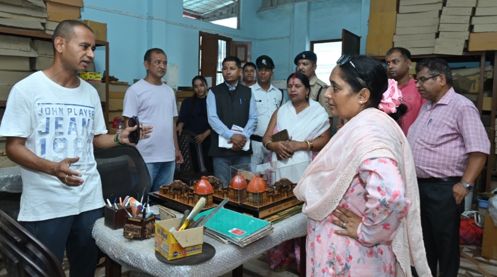 विधानसभा अध्यक्ष ने किया “डिजिटल कार्व एंड हैंडीक्राफ्ट” फर्म का दौरा, स्वरोजगार की मिसाल बने सेहवाल रावत