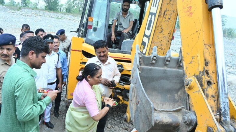 ऋतु खण्डूड़ी भूषण ने मालन नदी पर ₹942.42 लाख की लागत से बनने वाली बाढ़ सुरक्षा दीवार का किया शिलान्यास