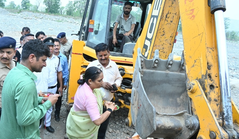 ऋतु खण्डूड़ी भूषण ने मालन नदी पर ₹942.42 लाख की लागत से बनने वाली बाढ़ सुरक्षा दीवार का किया शिलान्यास