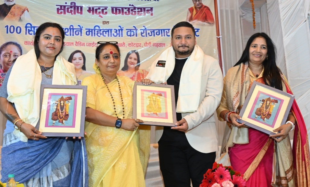 दलाई लामा के 90 वें जन्मदिन पर संदीप भट्ट फाउंडेशन ने विधानसभा अध्यक्ष के सहयोग से वितरित की 100 सिलाई मशीनें