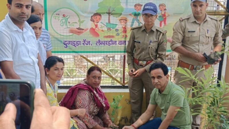लैंसडौन वन प्रभाग की दुगड्डा रेंज में वनकर्मियों व ग्रामीणों ने ली वृक्षों को बचाने की शपथ