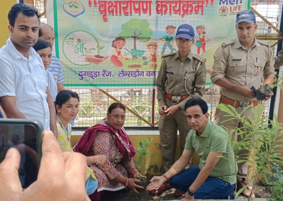लैंसडौन वन प्रभाग की दुगड्डा रेंज में वनकर्मियों व ग्रामीणों ने ली वृक्षों को बचाने की शपथ