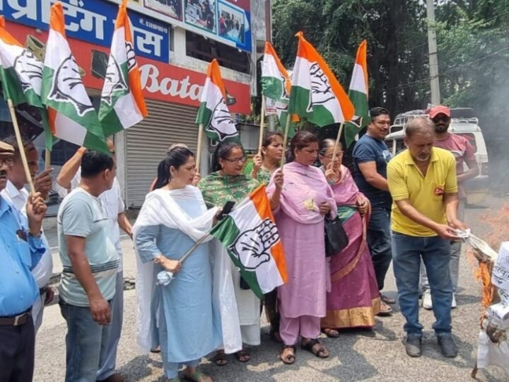 राज्य में बढ़ते महिला अत्याचारों पर भड़की कांग्रेस, राज्य सरकार का फूंका पुतला