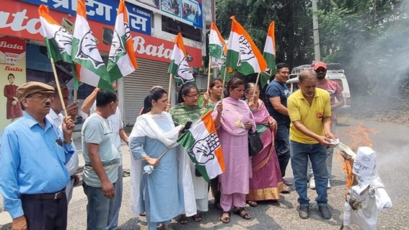 राज्य में बढ़ते महिला अत्याचारों पर भड़की कांग्रेस, राज्य सरकार का फूंका पुतला