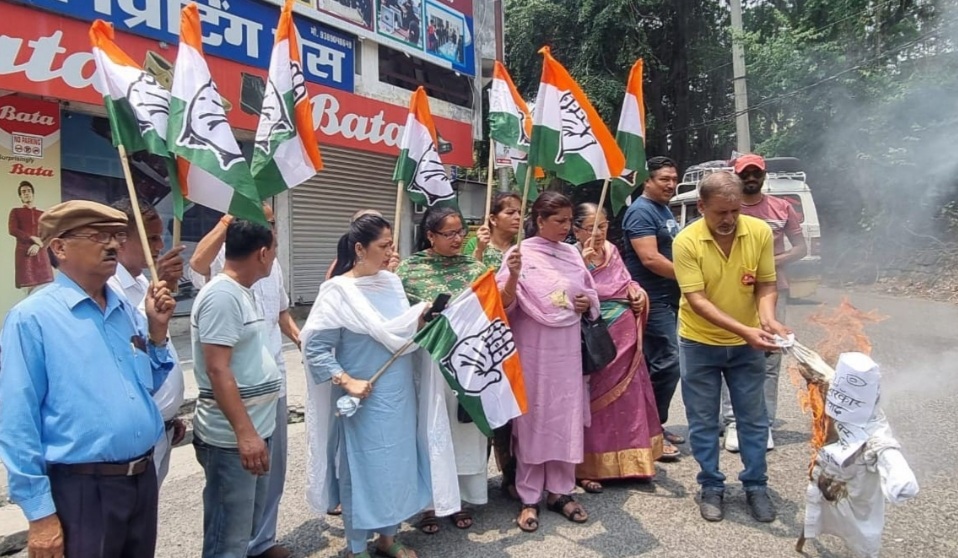 राज्य में बढ़ते महिला अत्याचारों पर भड़की कांग्रेस, राज्य सरकार का फूंका पुतला