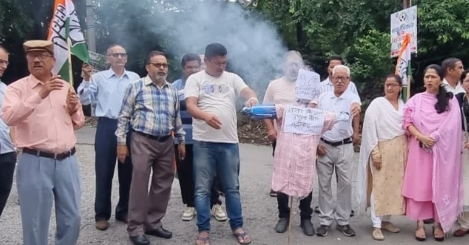 भाजपा के उत्तराखंड प्रदेश प्रभारी दुष्यन्त गौतम द्वारा केदारनाथ हेलिकाप्टर क्रेश को लेकर विवादास्पद बयान देने पर कांग्रेस ने फूंका सरकार का पुतला
