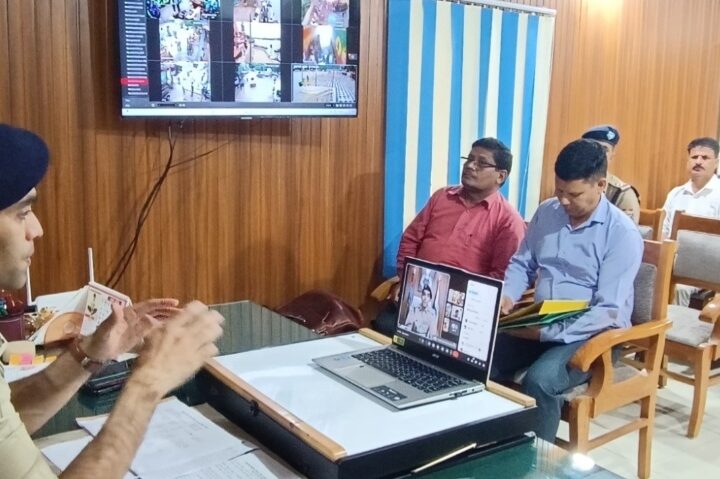 त्रिस्तरीय पंचायत चुनाव के दृष्टिगत एसएसपी पौड़ी द्वारा जनपद के सभी थाना प्रभारियों की ऑनलाइन माध्यम से ली गई गोष्ठी