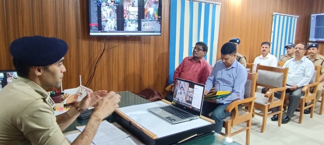त्रिस्तरीय पंचायत चुनाव के दृष्टिगत एसएसपी पौड़ी द्वारा जनपद के सभी थाना प्रभारियों की ऑनलाइन माध्यम से ली गई गोष्ठी