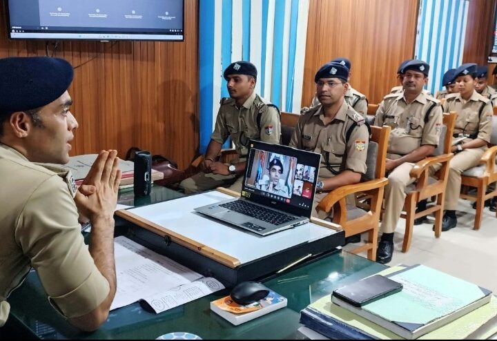 त्रिस्तरीय पंचायत चुनाव एवं आगामी कांवड़ मेले को लेकर एसएसपी पौड़ी द्वारा संचार व अभिसूचना कार्मिकों की ली गई मीटिंग