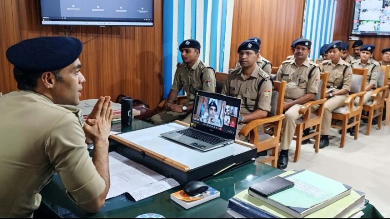 त्रिस्तरीय पंचायत चुनाव एवं आगामी कांवड़ मेले को लेकर एसएसपी पौड़ी द्वारा संचार व अभिसूचना कार्मिकों की ली गई मीटिंग