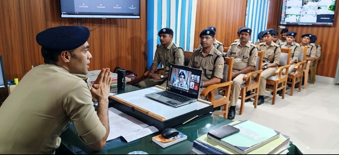 त्रिस्तरीय पंचायत चुनाव एवं आगामी कांवड़ मेले को लेकर एसएसपी पौड़ी द्वारा संचार व अभिसूचना कार्मिकों की ली गई मीटिंग