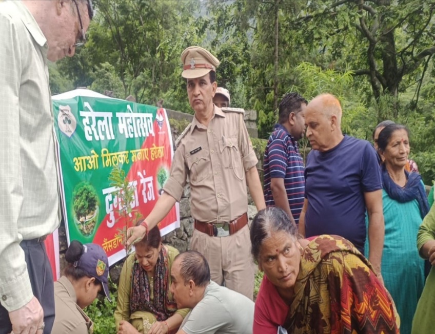 हरेला महोत्सव पर दुगड्डा रेंज की विभिन्न बीटों में लगाये गए सैकड़ों पौधे