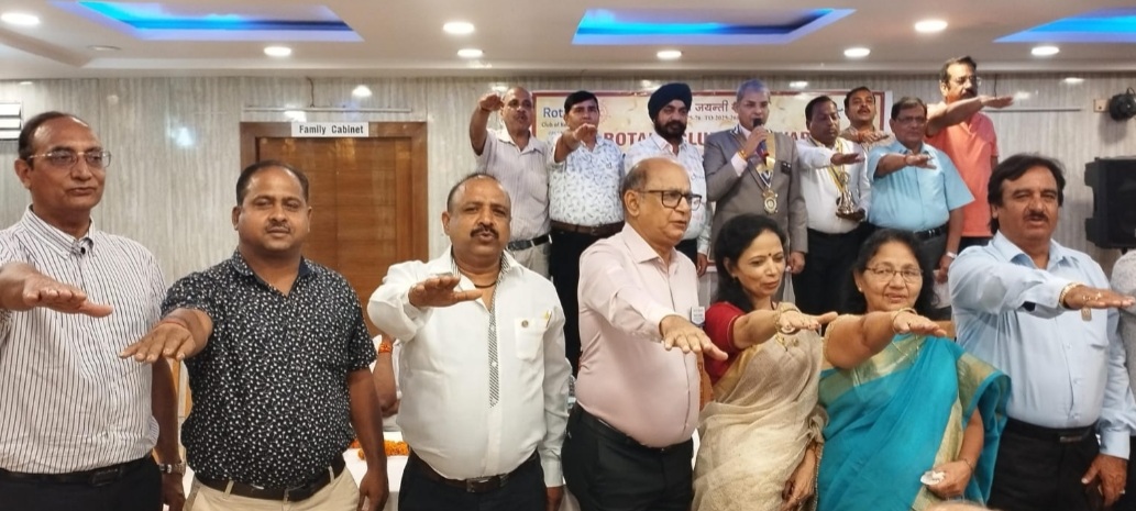 रोटरी क्लब की नई कार्यकारिणी ने ली शपथ