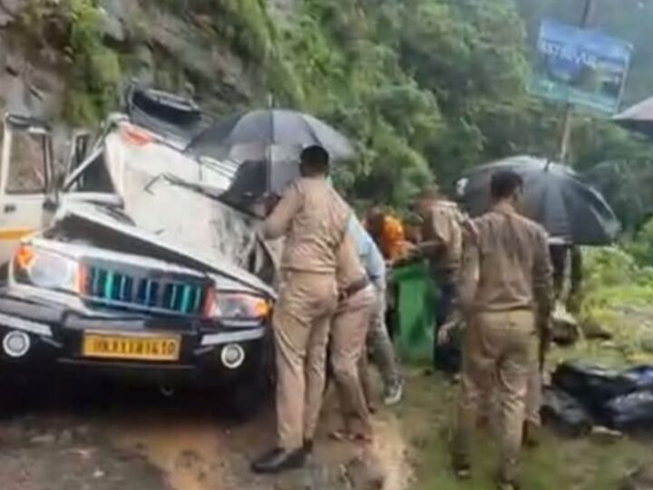 सिद्धबली के पास मैक्स पर गिरा भारी बोल्डर, 2 की मौत 6 घायल
