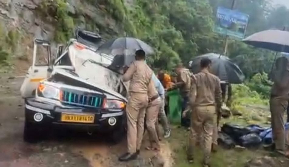 सिद्धबली के पास मैक्स पर गिरा भारी बोल्डर, 2 की मौत 6 घायल