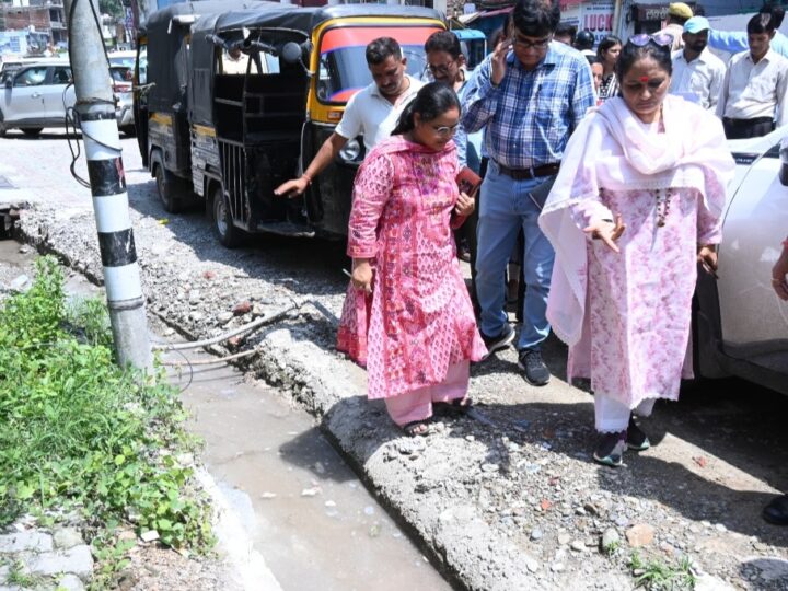 जलभराव की समस्या का जायजा लेने विधानसभा अध्यक्ष ने किया वार्डों का निरीक्षण