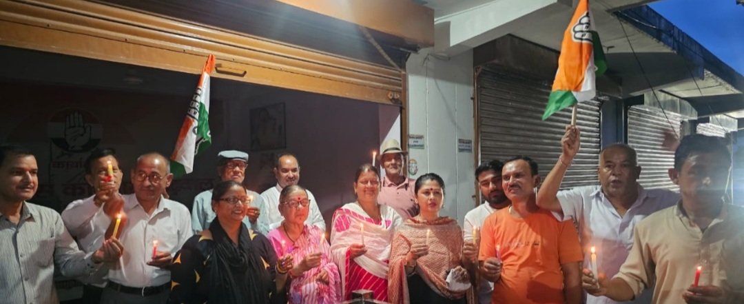 वोट चोरी के विरोध में कोटद्वार जिला कांग्रेस ने निकाला केंडिल मार्च