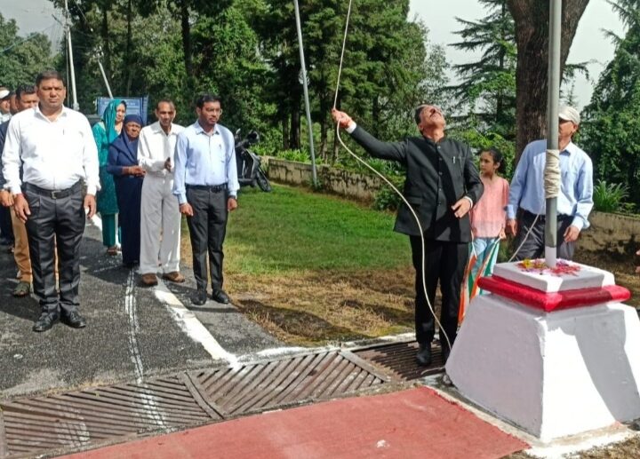 गढ़वाल मंडल कार्यालय में ध्वजारोहण, वीर शहीदों के बलिदान को किया स्मरण