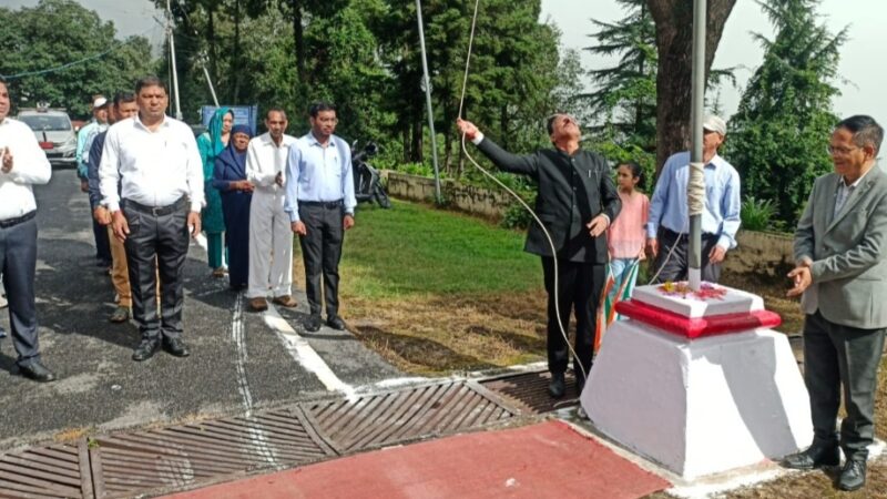 गढ़वाल मंडल कार्यालय में ध्वजारोहण, वीर शहीदों के बलिदान को किया स्मरण