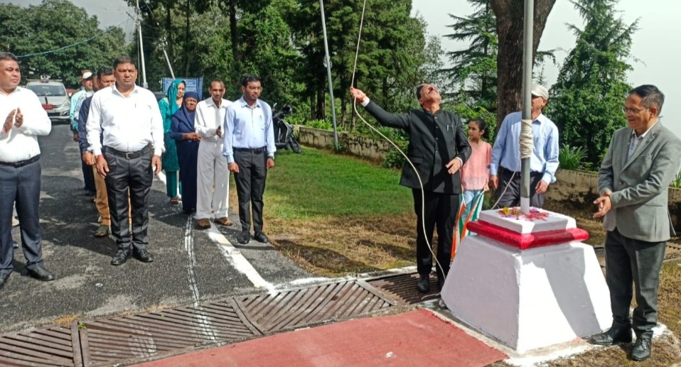 गढ़वाल मंडल कार्यालय में ध्वजारोहण, वीर शहीदों के बलिदान को किया स्मरण