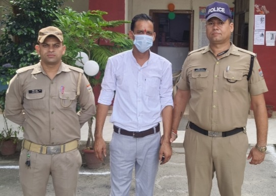 नौकरी दिलाने के नाम पर महिला से धोखाधड़ी व छेड़छाड़ करने वाला गिरफ्तार
