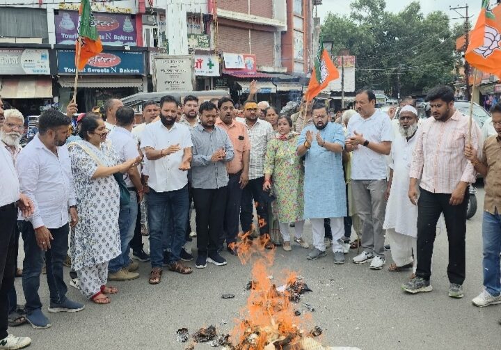 गैरसैंण सत्र के दौरान अमर्यादित आचरण करने पर भाजपा ने फूंका कांग्रेस का पुतला