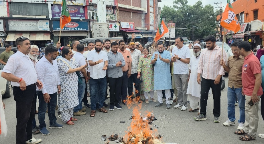 गैरसैंण सत्र के दौरान अमर्यादित आचरण करने पर भाजपा ने फूंका कांग्रेस का पुतला