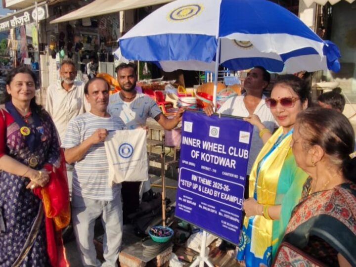इनरव्हील क्लब ने वितरित किये shelter व खाने का सामान