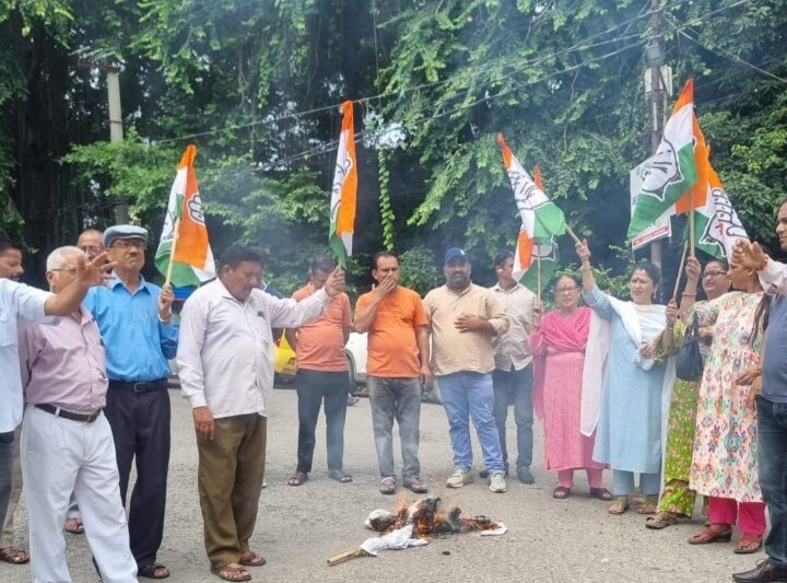 कांग्रेस अनु. जाति विभाग ने विभिन्न मांगों को लेकर फूंका प्रदेश सरकार का पुतला