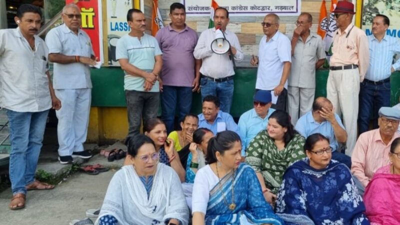 कांग्रेस ने मोटर नगर के बहुद्देशीय निर्माण में हो रही देरी के खिलाफ दिया सांकेतिक धरना