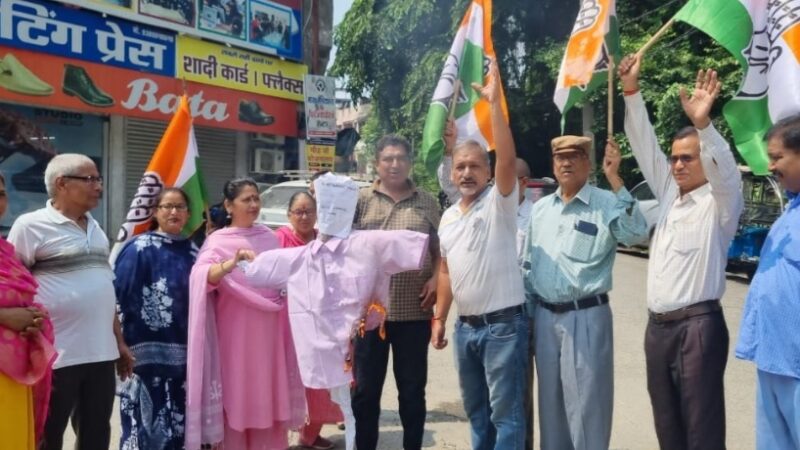 “जार्ज एबटेस्ट में एडवेंचर टूरिज्म” के नाम पर हुए घोटाले के विरोध में कांग्रेस ने फूंका प्रदेश सरकार का पुतला