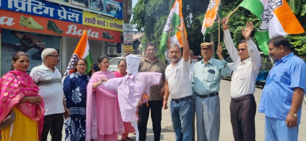 “जार्ज एबटेस्ट में एडवेंचर टूरिज्म” के नाम पर हुए घोटाले के विरोध में कांग्रेस ने फूंका प्रदेश सरकार का पुतला