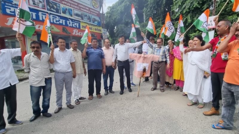 UKSSSC पेपर लीक मामले में कांग्रेस ने फूंका प्रदेश सरकार का पुतला