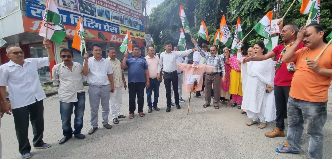 UKSSSC पेपर लीक मामले में कांग्रेस ने फूंका प्रदेश सरकार का पुतला