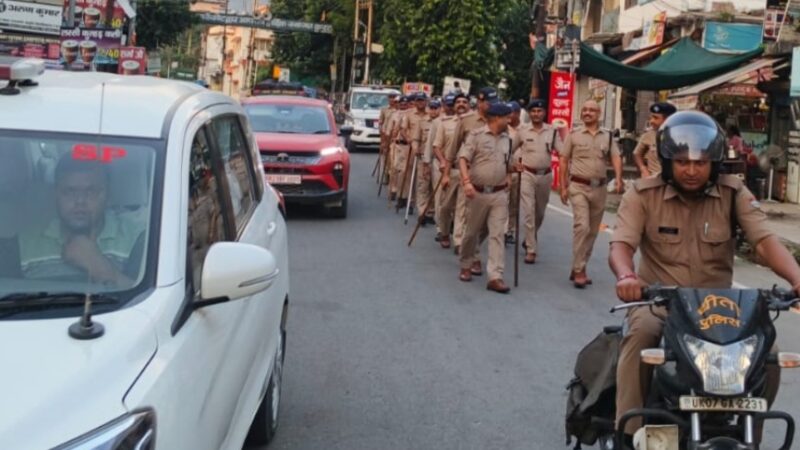 त्योहारी सीजन में पौड़ी पुलिस ने निकाला फ्लैग मार्च