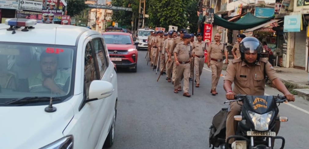 त्योहारी सीजन में पौड़ी पुलिस ने निकाला फ्लैग मार्च