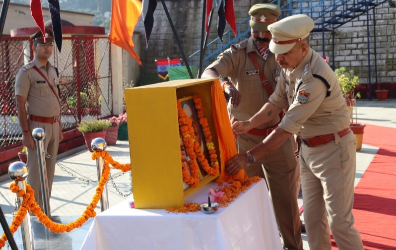 पौड़ी पुलिस ने श्रद्धा और संकल्प के साथ मनाई महात्मा गांधी एवं लाल बहादुर शास्त्री जयंती