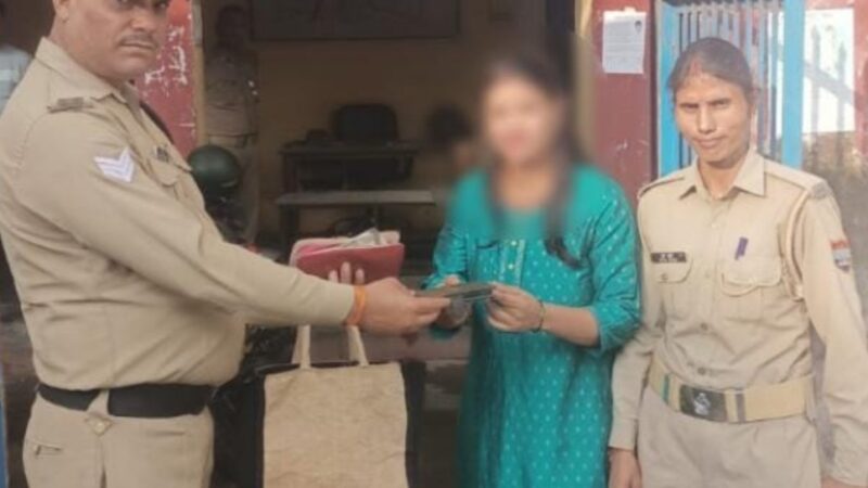पौड़ी पुलिस ने भीड़भाड़ में खोया महिला व युवक का पर्स, सकुशल किया बरामद