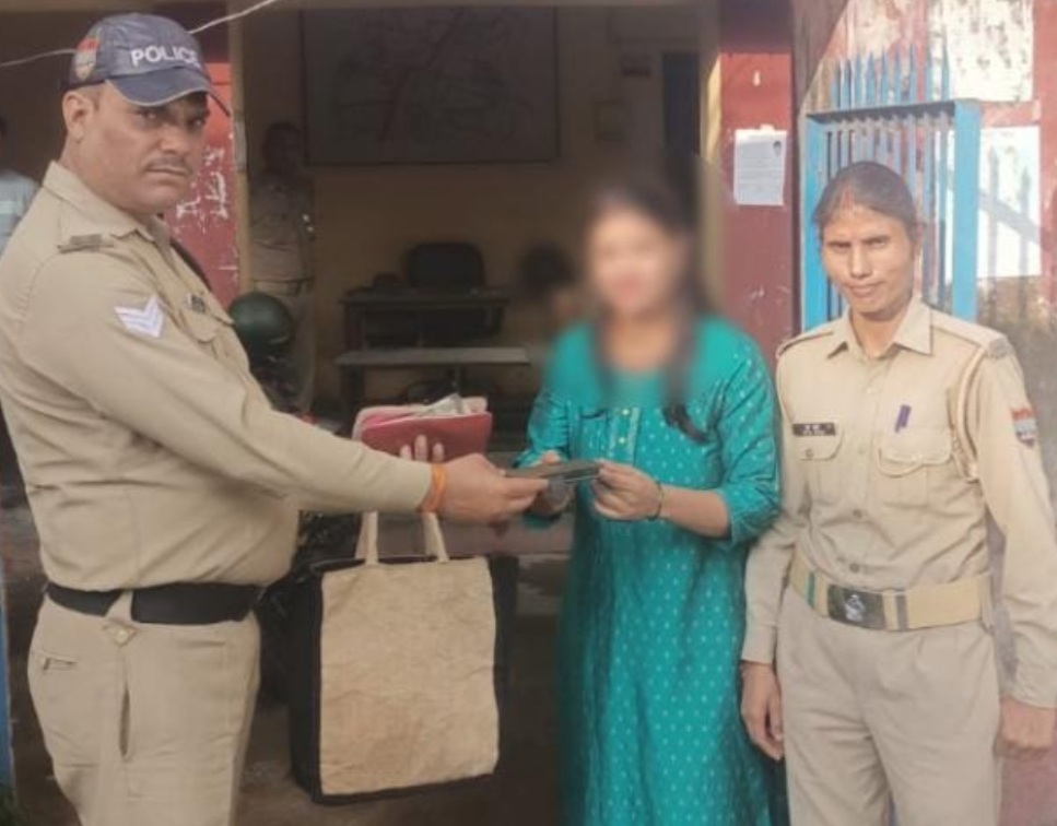 पौड़ी पुलिस ने भीड़भाड़ में खोया महिला व युवक का पर्स, सकुशल किया बरामद