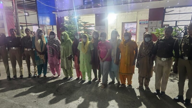 सरकारी कार्य में बाधा डालने व पुलिस से अभद्रता करने वाली 10 महिलाओं सहित कुल 14 व्यक्ति गिरफ्तार