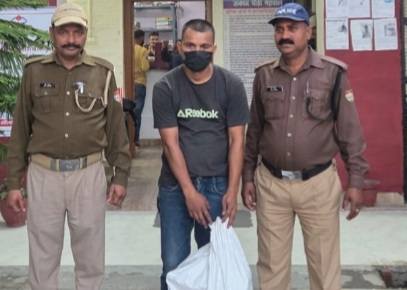 56 पव्वे अवैध अंग्रेजी शराब के साथ एक अभियुक्त गिरफ्तार