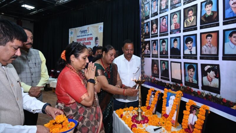 विधानसभा अध्यक्ष ने राज्य स्थापना दिवस की रजत जयंती के अवसर पर आंदोलनकारियों को किया सम्मानित