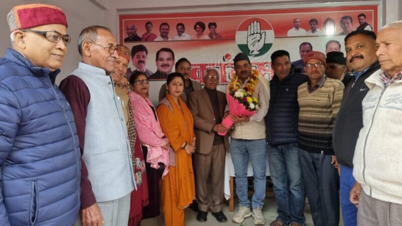 कांग्रेसियों ने सफल कार्यकाल के लिए पूर्व कांग्रेस जिलाध्यक्ष विनोद डबराल को किया सम्मानित